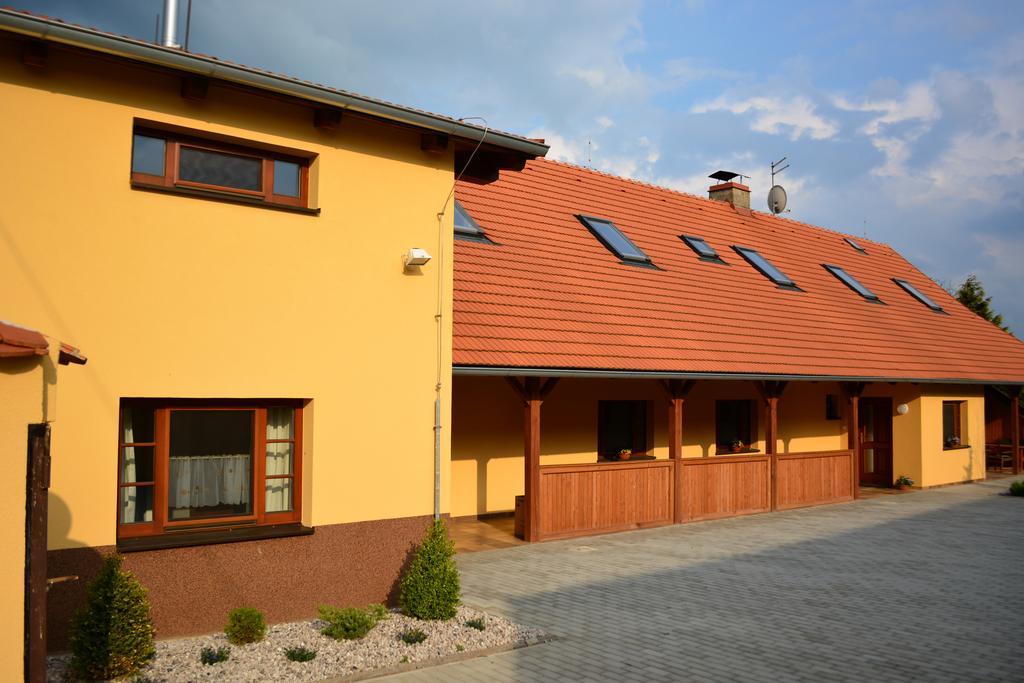 Penzion Farma Dvorec Radnice Exteriör bild