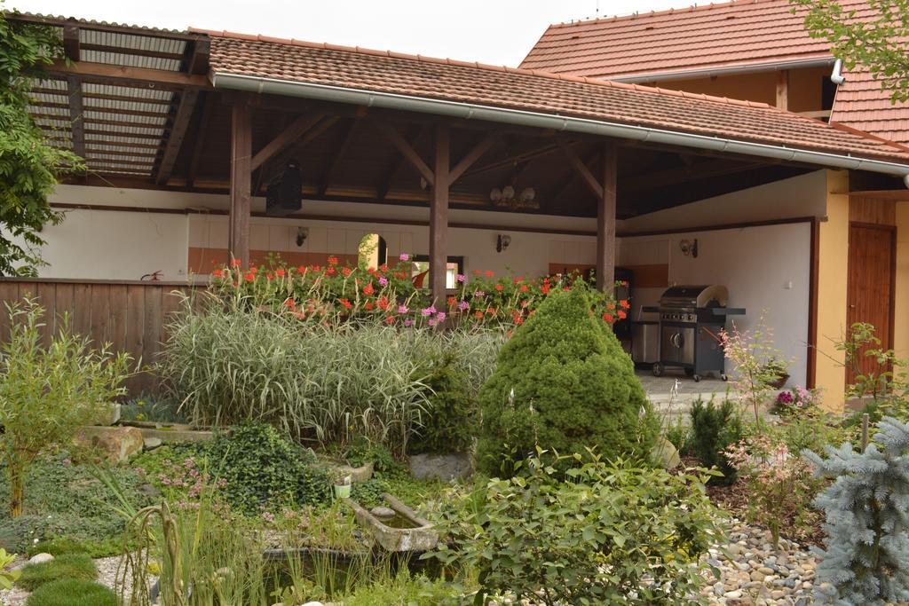 Penzion Farma Dvorec Radnice Exteriör bild